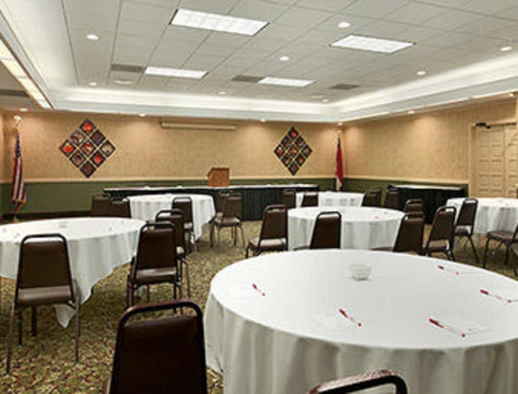 Ramada Burlington Hotel And Conference Center Exterior foto