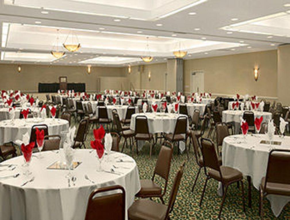 Ramada Burlington Hotel And Conference Center Exterior foto