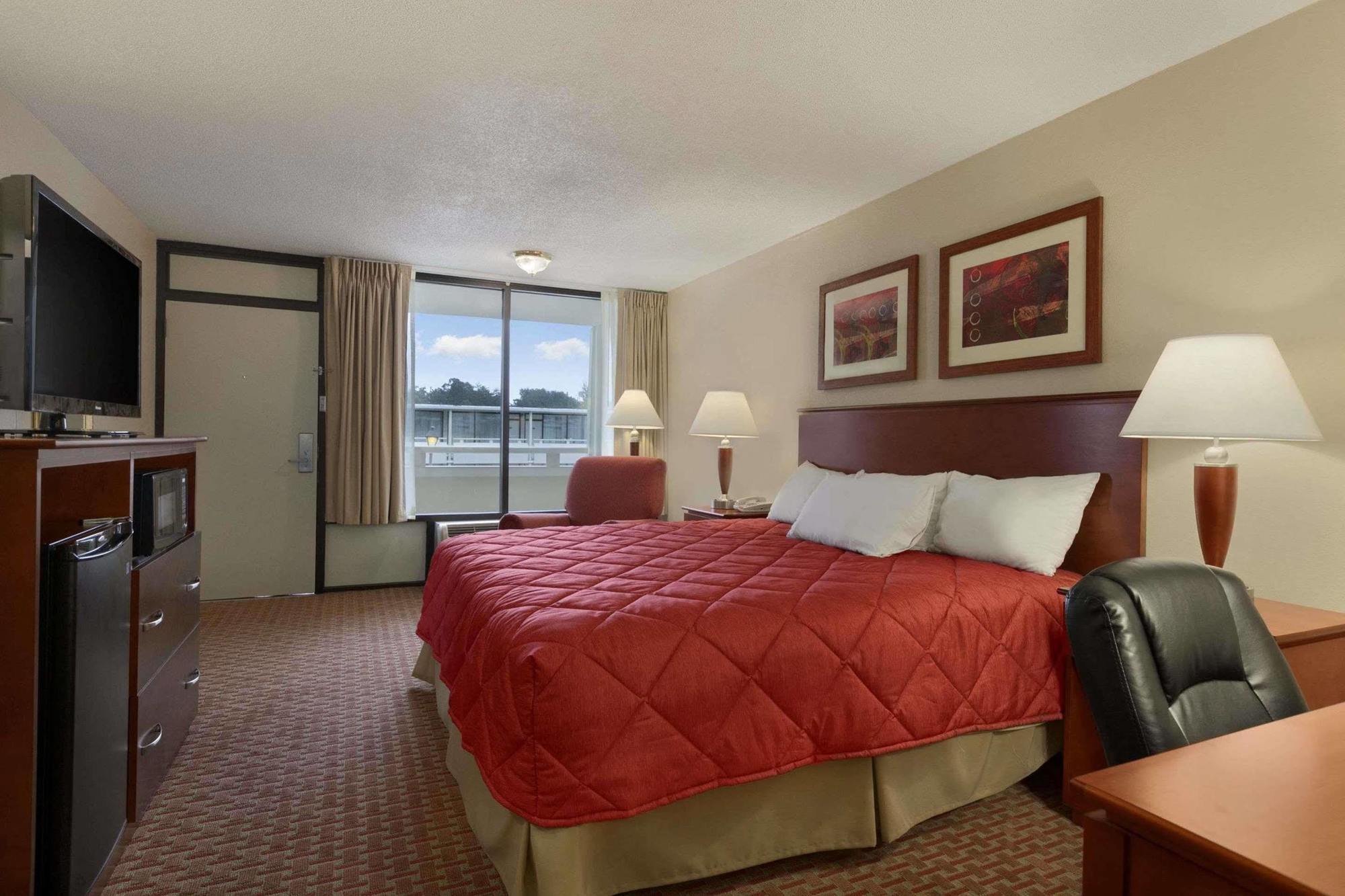 Ramada Burlington Hotel And Conference Center Exterior foto