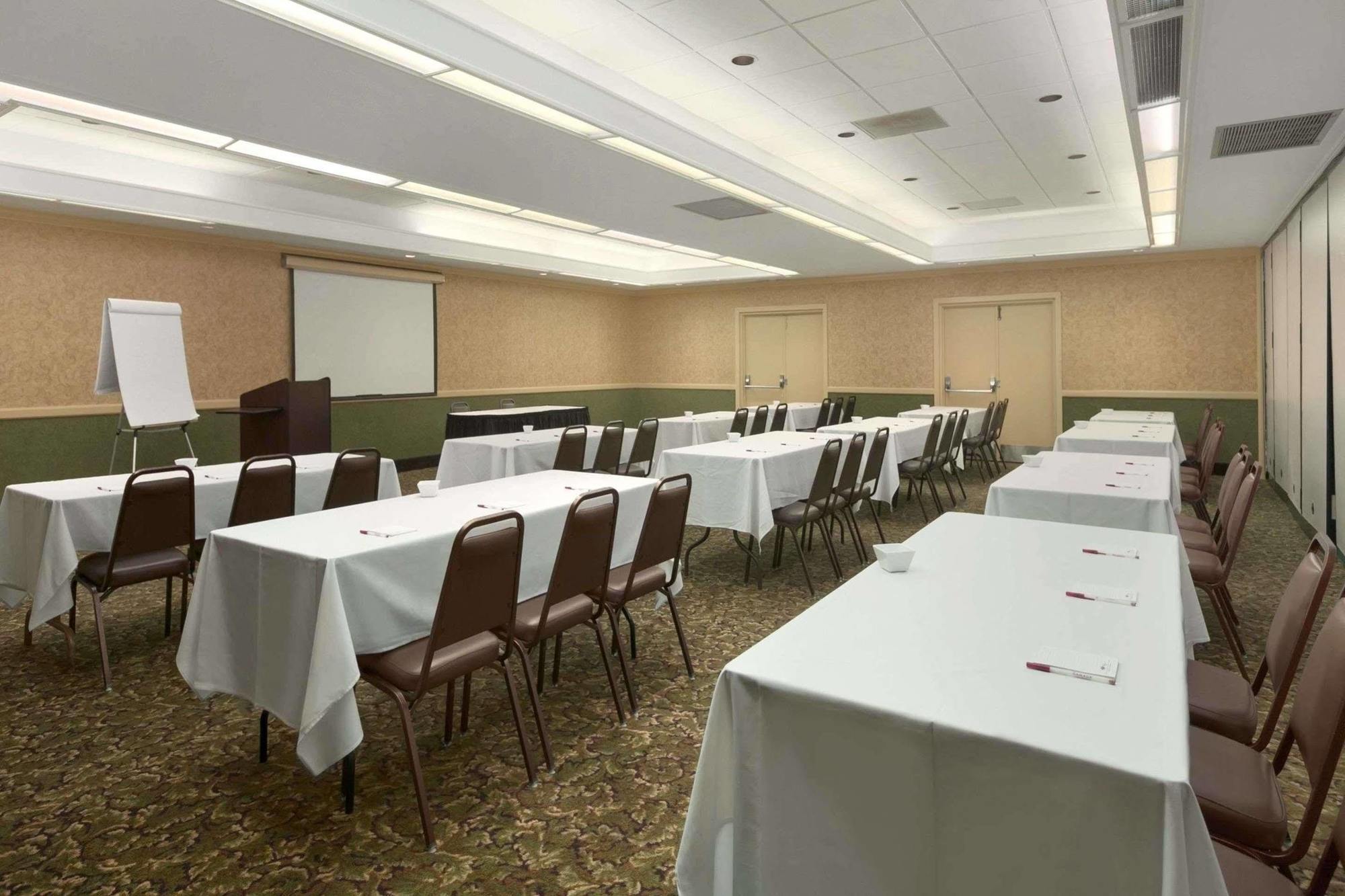 Ramada Burlington Hotel And Conference Center Exterior foto