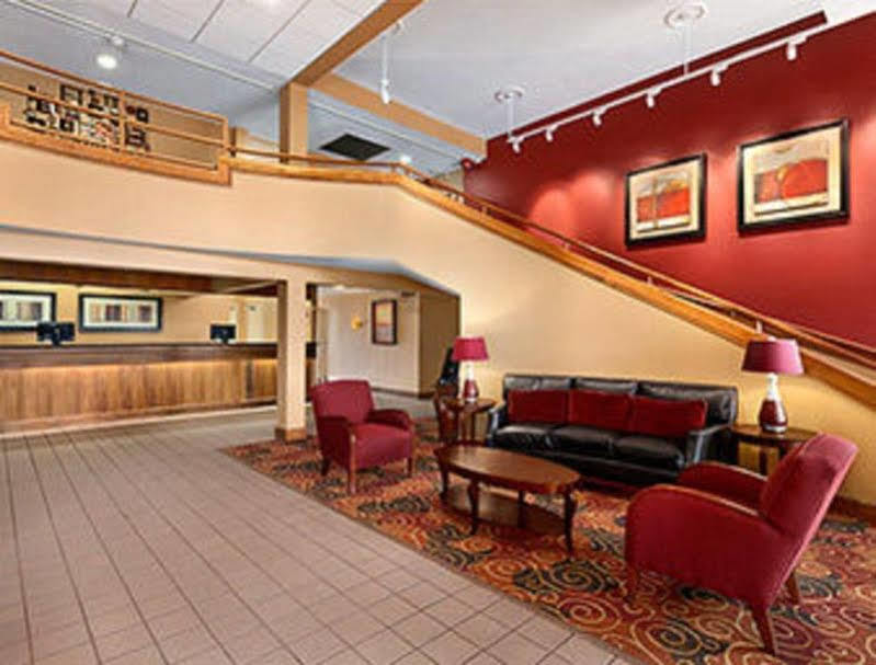 Ramada Burlington Hotel And Conference Center Exterior foto